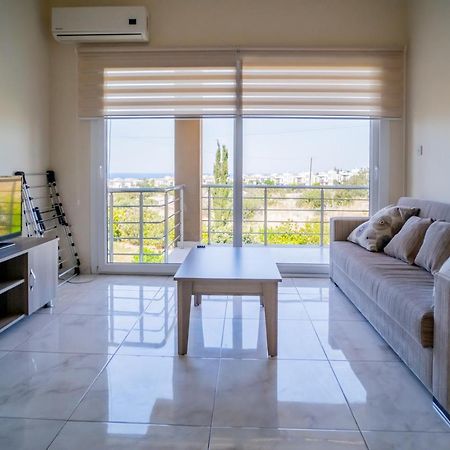 Spacious Two-Bedroom Apartment In Amazing Residence Escape Homes キレニア エクステリア 写真