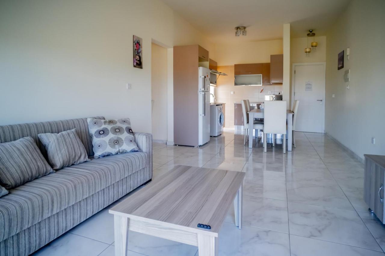 Spacious Two-Bedroom Apartment In Amazing Residence Escape Homes キレニア エクステリア 写真