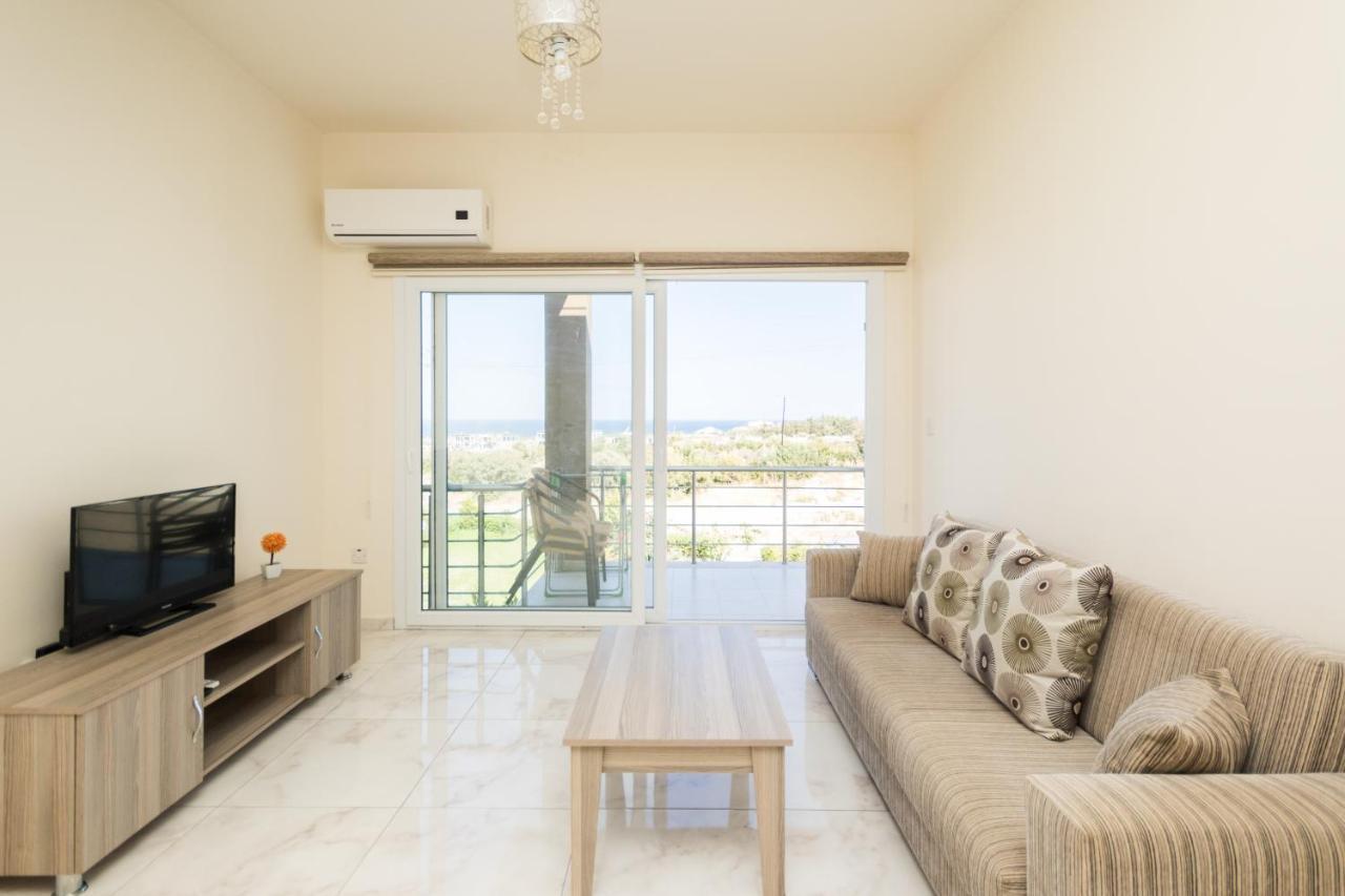 Spacious Two-Bedroom Apartment In Amazing Residence Escape Homes キレニア エクステリア 写真